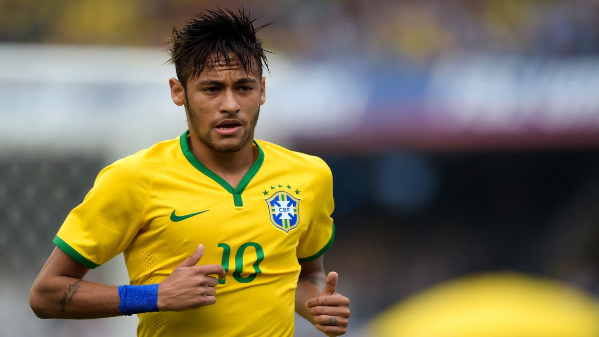 冠军队主场庆祝仪式盛大举行,球迷情绪高涨,球队主场冠军旗帜